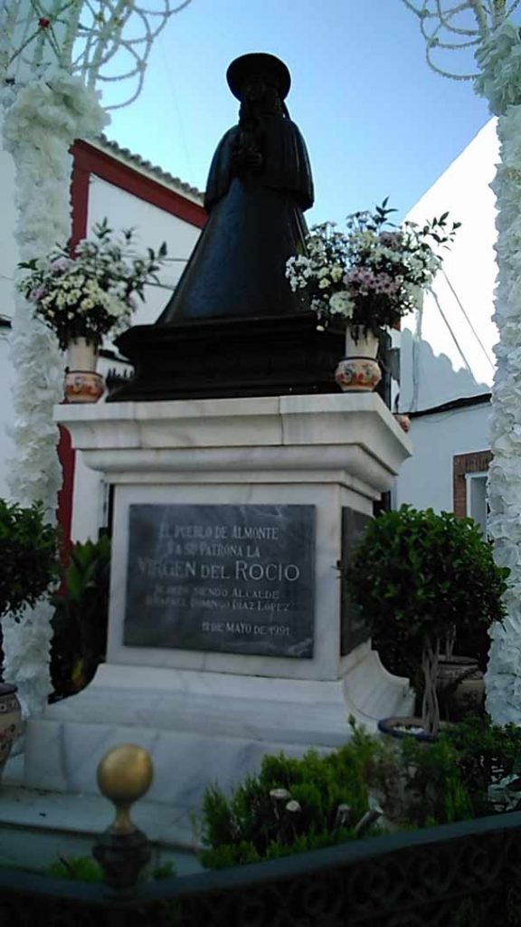 Monumento-Virgen-del-Rocio-en-Almonte