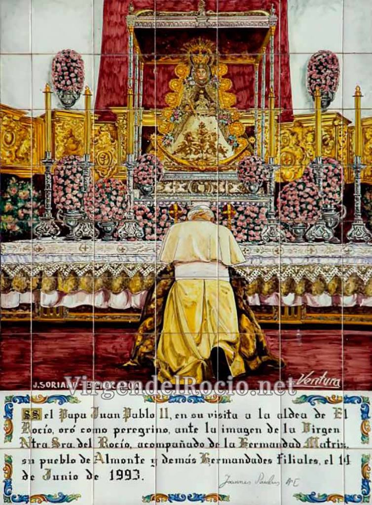 Su Santidad Juan Pablo II orando ante la Virgen del Rocío. 1993. Buenaventura Franco Gómez. Cerámica Joaquín Soriano. Santuario de la Aldea del Rocío.