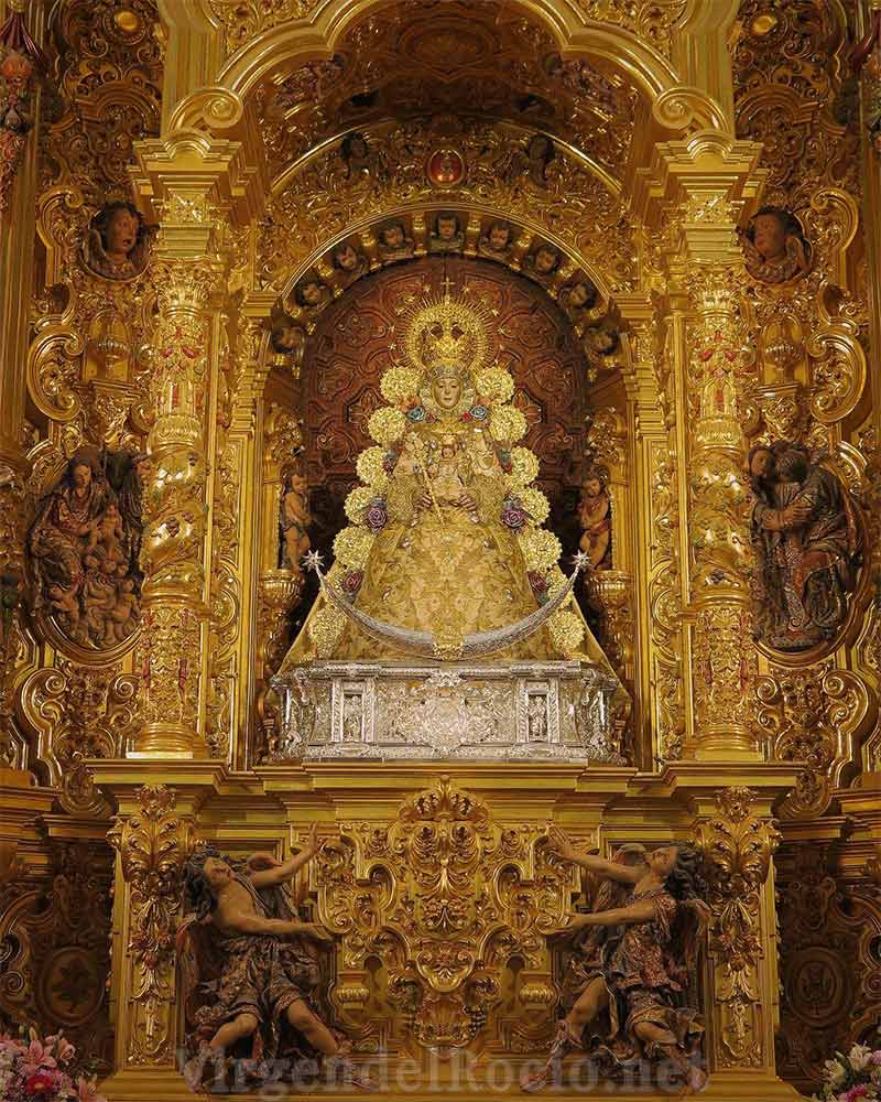 Virgen del Rocío en altar